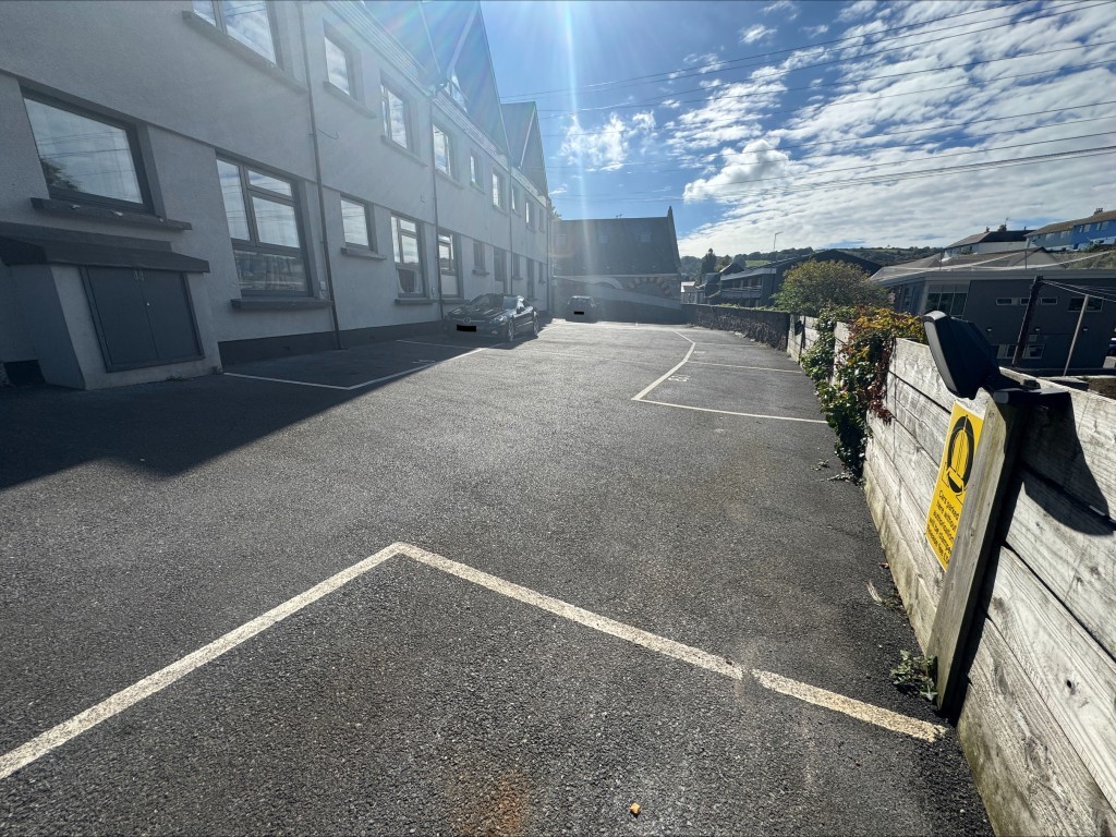 Lot: 13 - FREEHOLD BLOCK OF GROUND RENTS WITH ADDITIONAL INCOME FROM AN ADVERTISING HOARDING - Car park